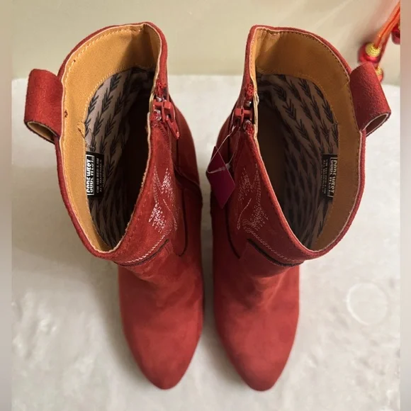 Code West red faux-suede Western ankle boots. Size 6.5 - Picture 12 of 16